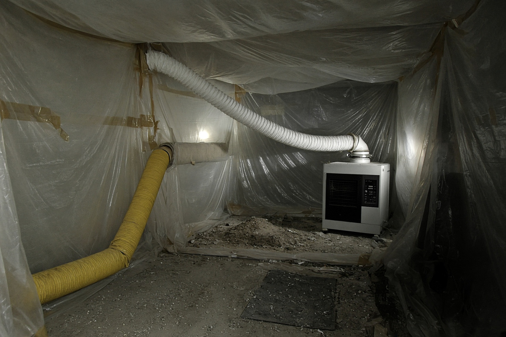 Intérieur d’un confinement, gaines et HEPA