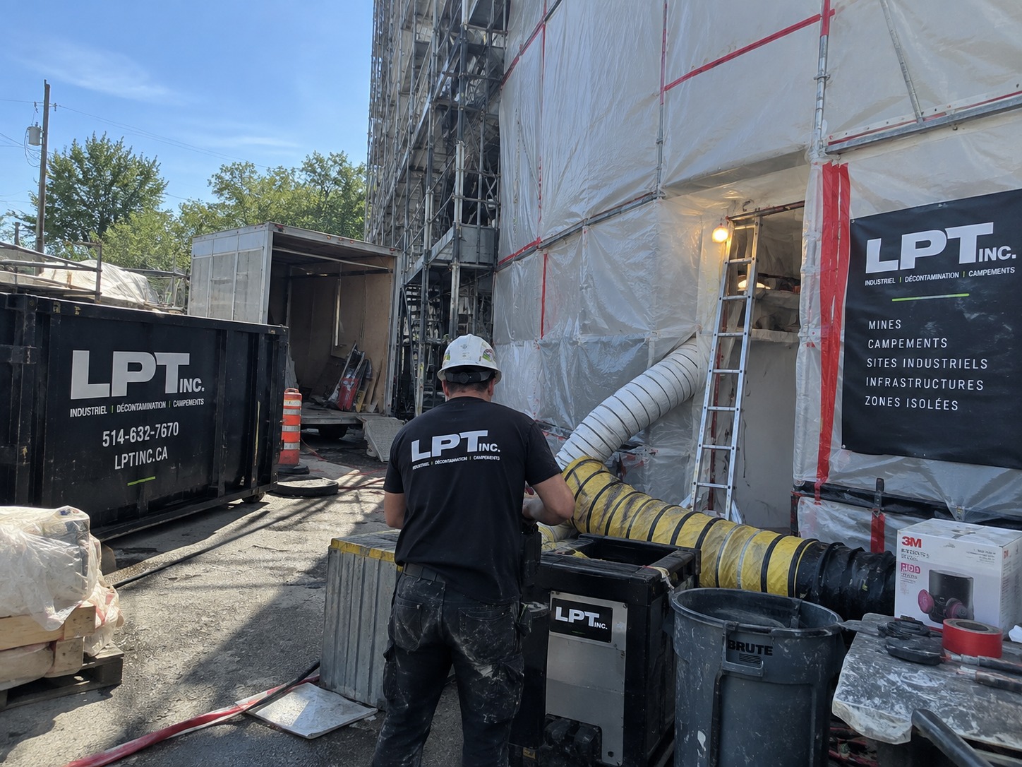 Technicien LPT INC. au HEPA, bâtiment sous polyéthylène